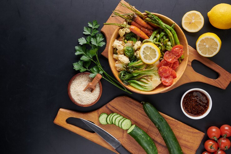 Preparación de verduras en una sartén durante una clase